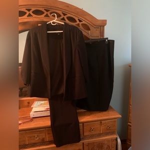 Worthington Size 20w-  3 piece business suit in black.